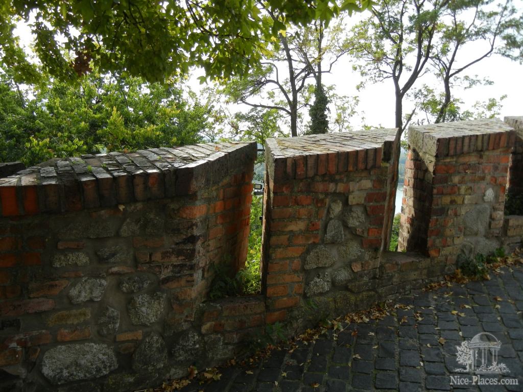 Бойницы в стене града - Братиславский град (Bratislavský Hrad)