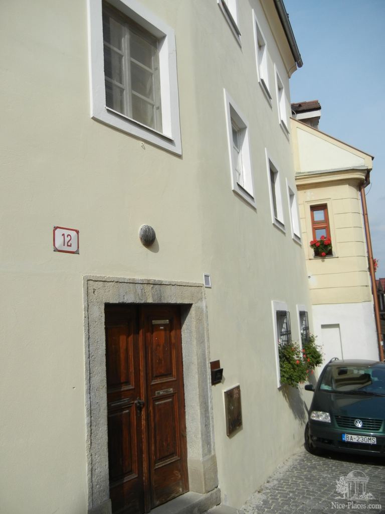 Двери в старинных домах — очень низкие - Братиславский град (Bratislavský Hrad)