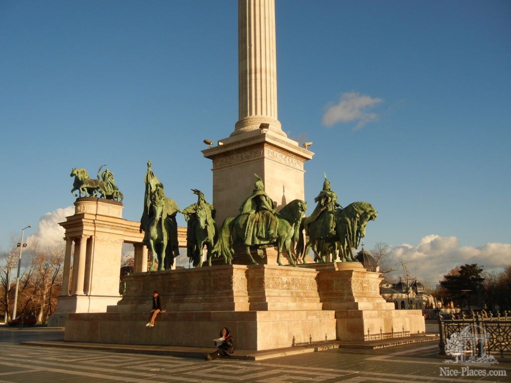 Пъедестал колонны на площади Героев - Будапешт - Океанариум