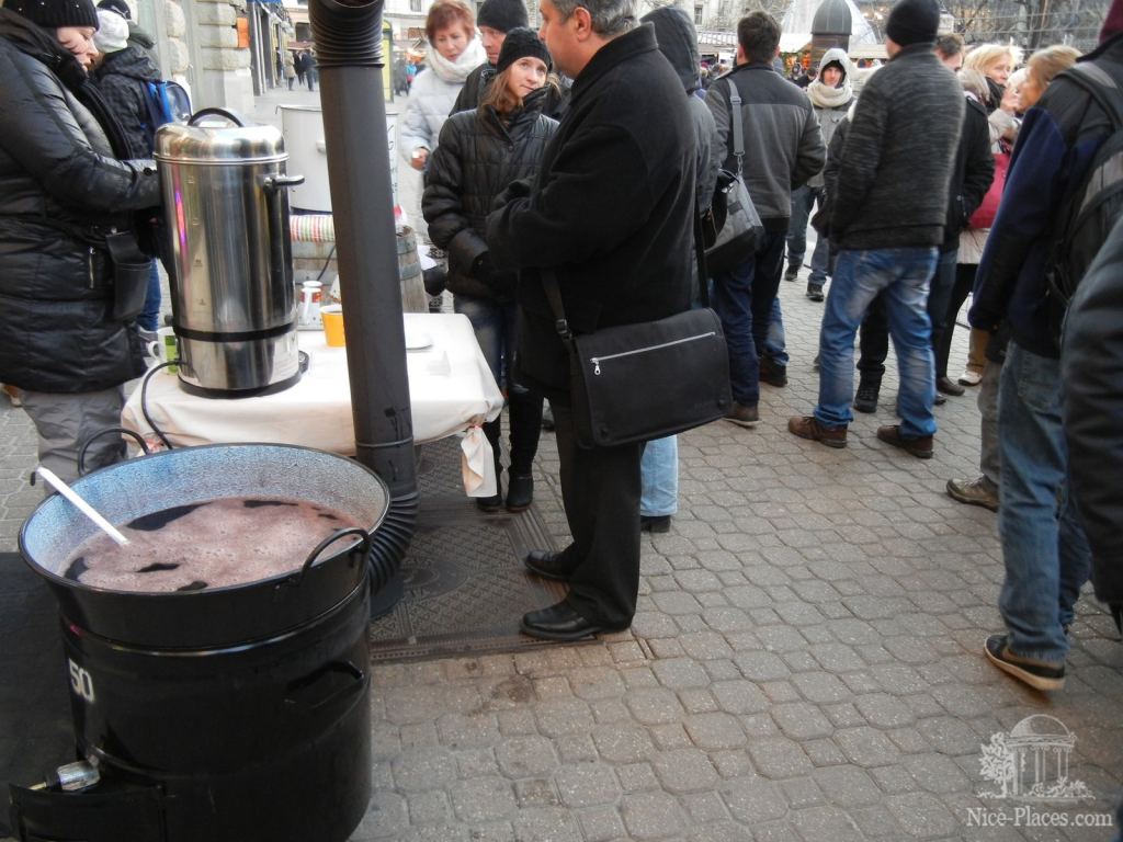 Рождественская ярмарка на площади Вёрёшмарть (Vörösmarty tér) в Будапеште - Рождественская ярмарка в Будапеште