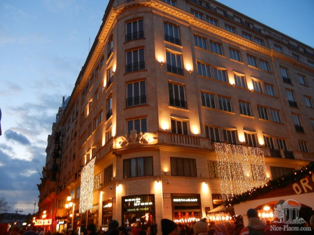 Рождественская ярмарка на площади Вёрёшмарть (Vörösmarty tér) в Будапеште - Рождественская ярмарка в Будапеште