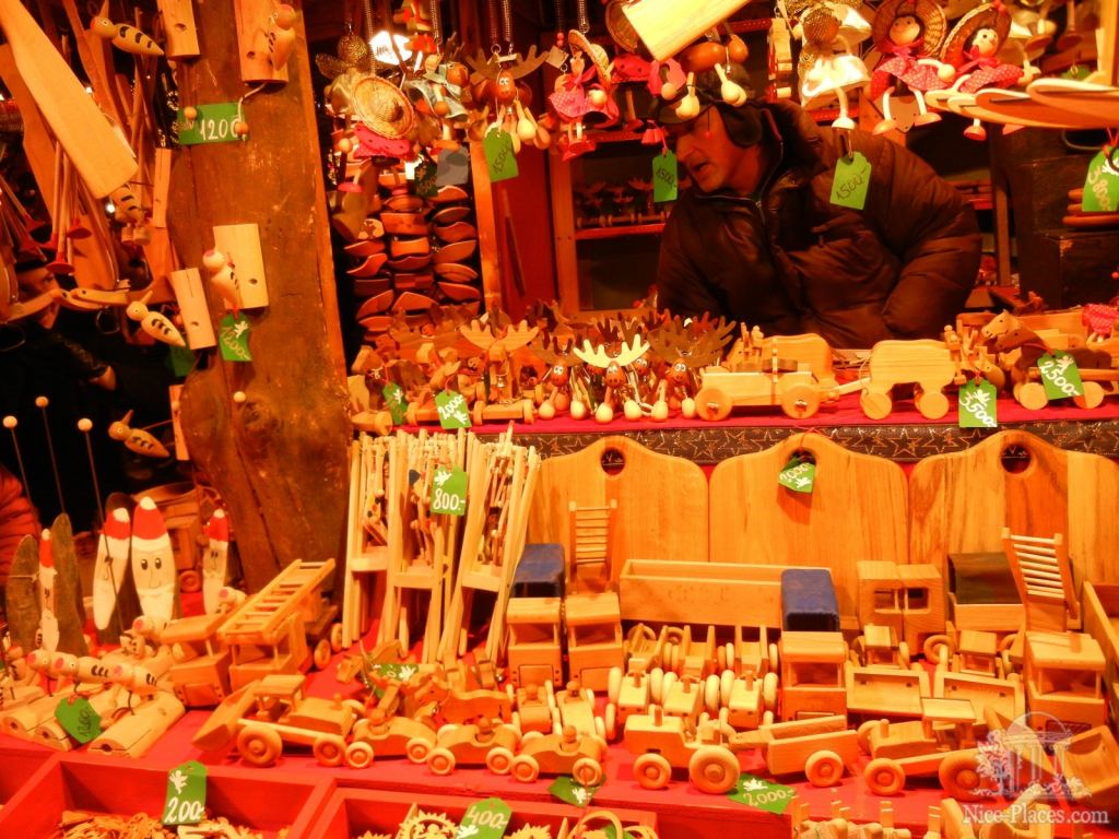 Рождественская ярмарка на площади Вёрёшмарть (Vörösmarty tér) в Будапеште - Рождественская ярмарка в Будапеште