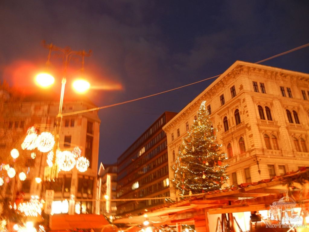 Рождественская ярмарка на площади Вёрёшмарть (Vörösmarty tér) в Будапеште - Рождественская ярмарка в Будапеште