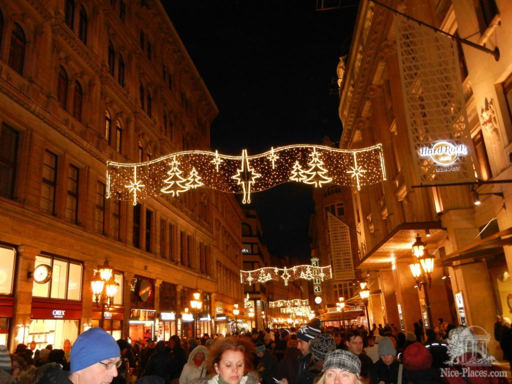 Рождественская ярмарка на площади Вёрёшмарть (Vörösmarty tér) в Будапеште - Рождественская ярмарка в Будапеште