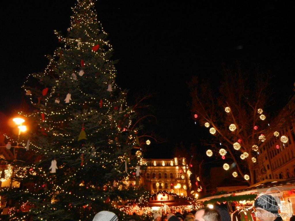 Рождественская ярмарка на площади Вёрёшмарть (Vörösmarty tér) в Будапеште - Рождественская ярмарка в Будапеште