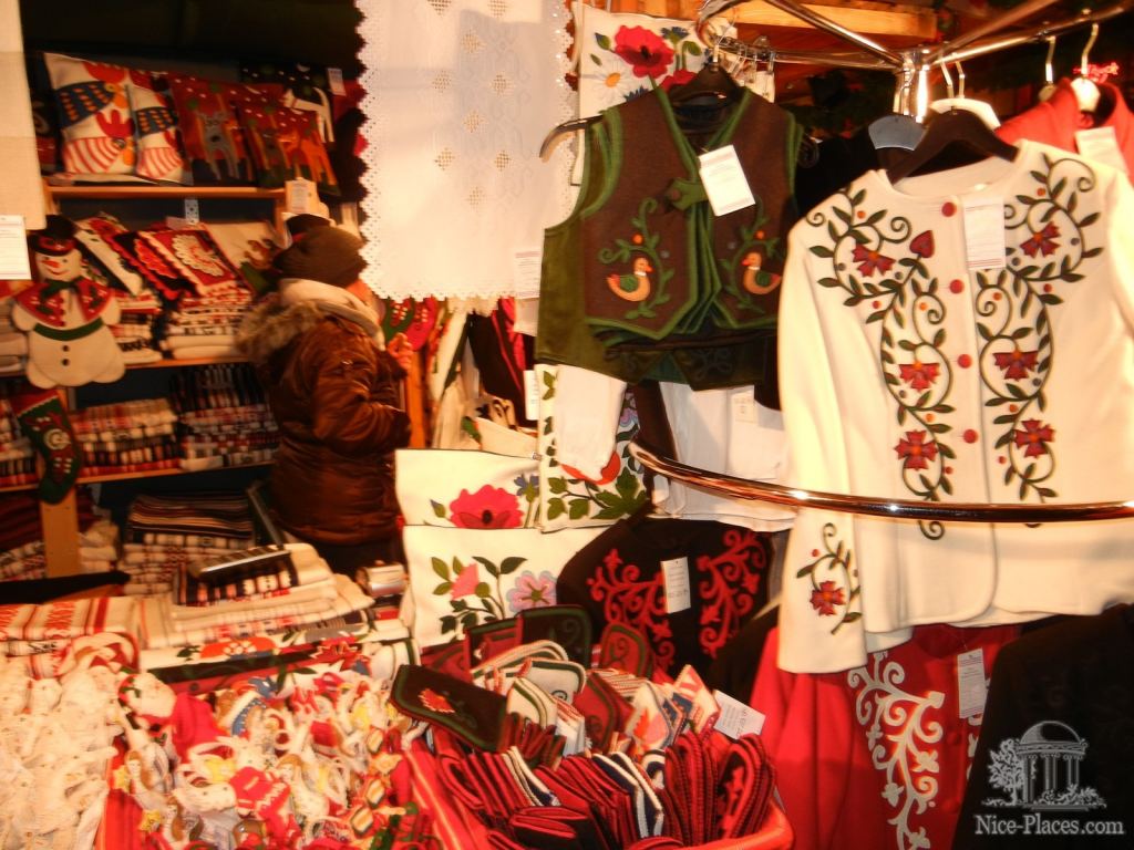 Рождественская ярмарка на площади Вёрёшмарть (Vörösmarty tér) в Будапеште - Рождественская ярмарка в Будапеште