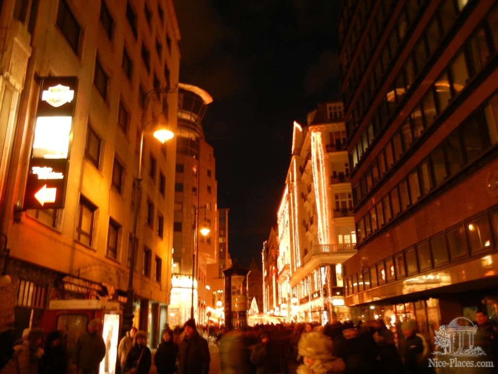 Рождественская ярмарка на площади Вёрёшмарть (Vörösmarty tér) в Будапеште - Рождественская ярмарка в Будапеште