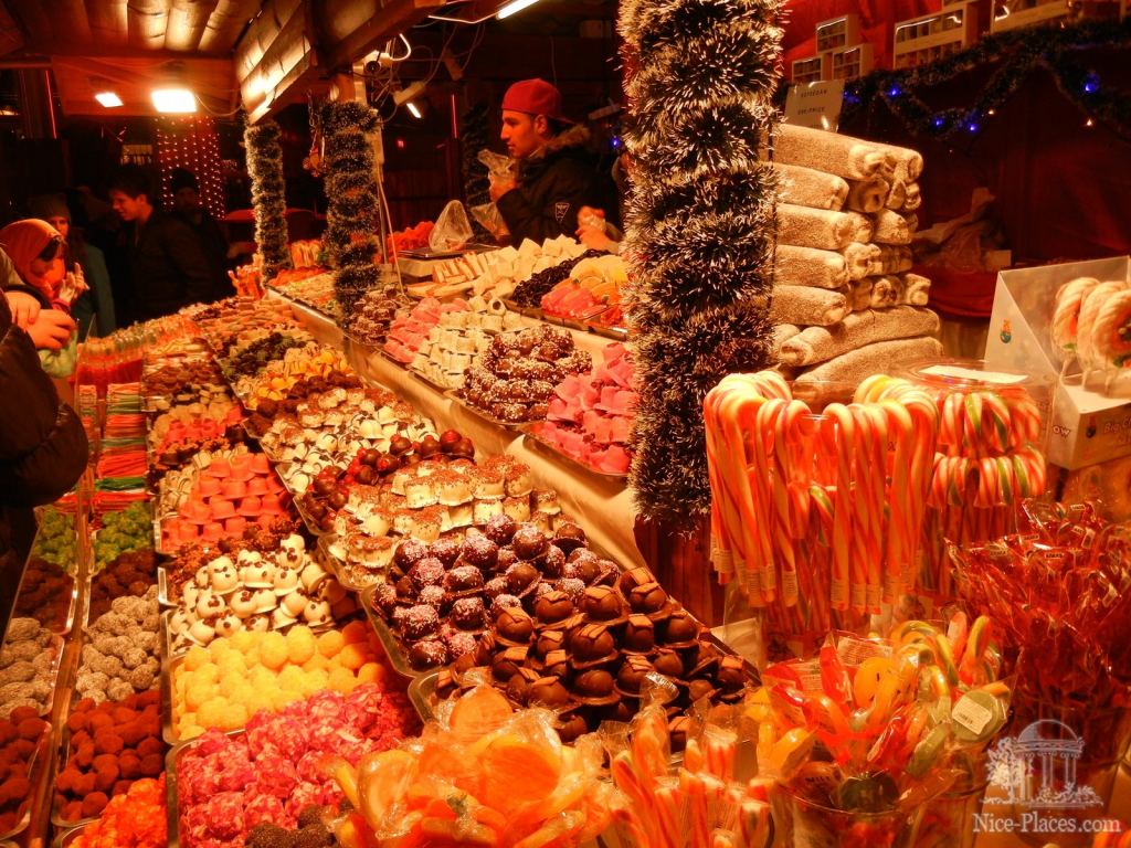 Рождественская ярмарка на площади Вёрёшмарть (Vörösmarty tér) в Будапеште - Рождественская ярмарка в Будапеште