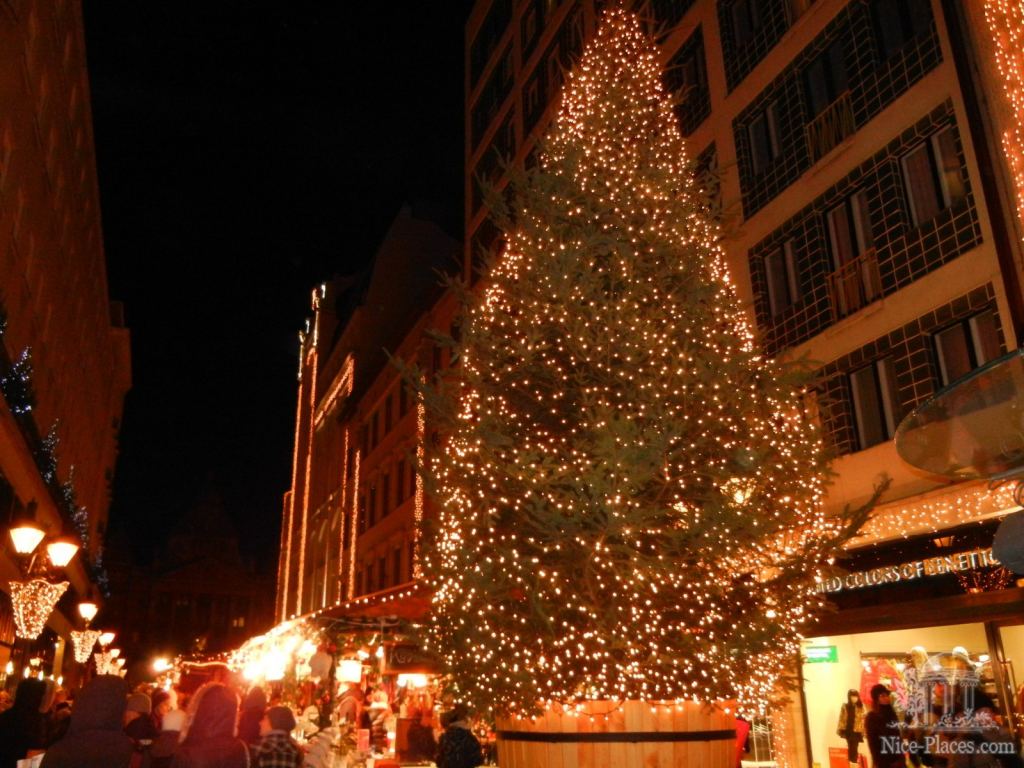 Рождественская ярмарка на площади Вёрёшмарть (Vörösmarty tér) в Будапеште - Рождественская ярмарка в Будапеште