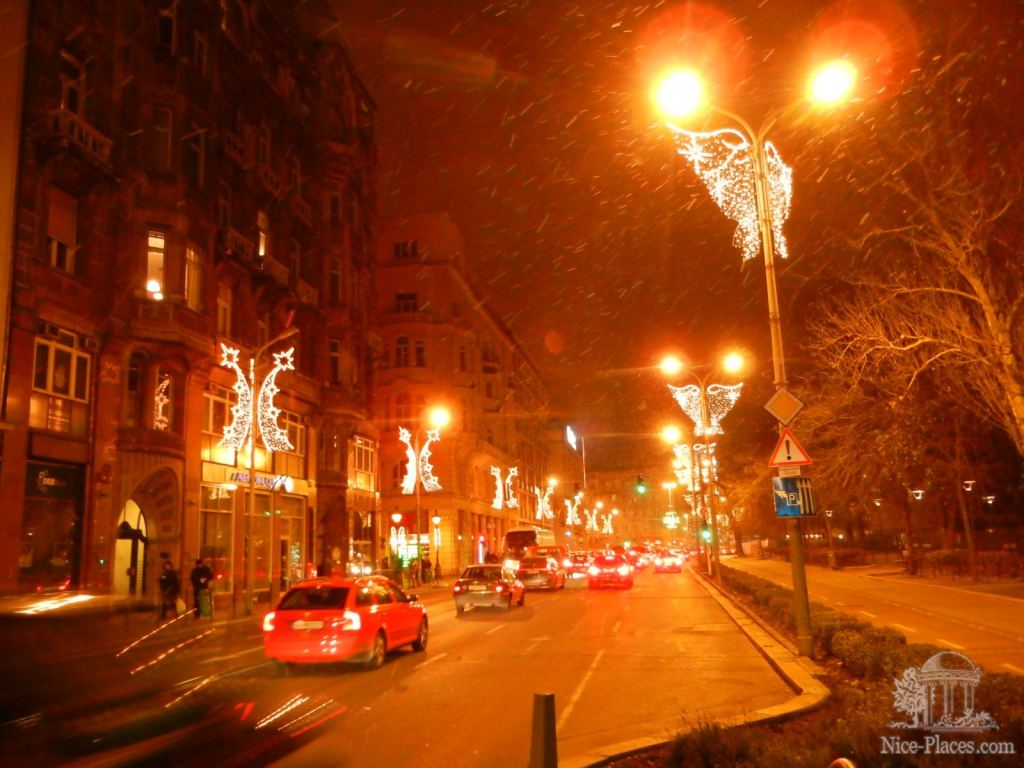 Улица Будапешта в праздничной подсветке - Рождественская ярмарка в Будапеште