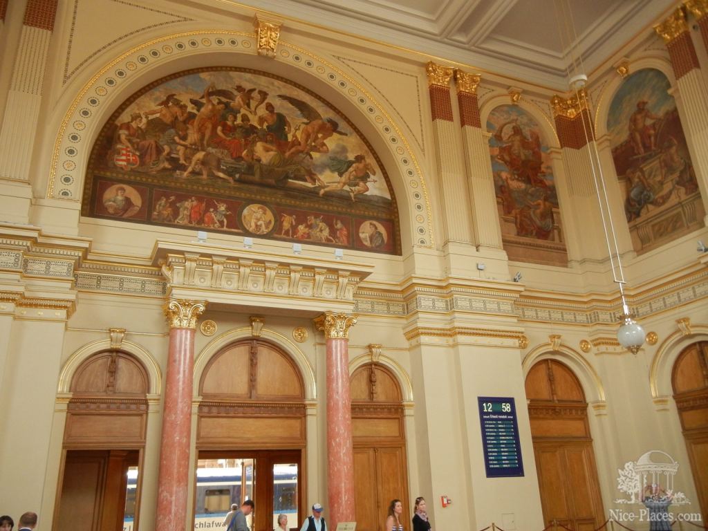 Железнодорожный вокзал Будапешта внутри - Будапешт - район Пешт