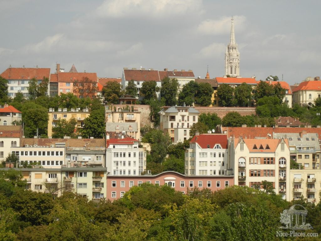 Вид на Буду, виден и шпиль церкви Св. Матиаша - Будапешт - район Буда (старый город)