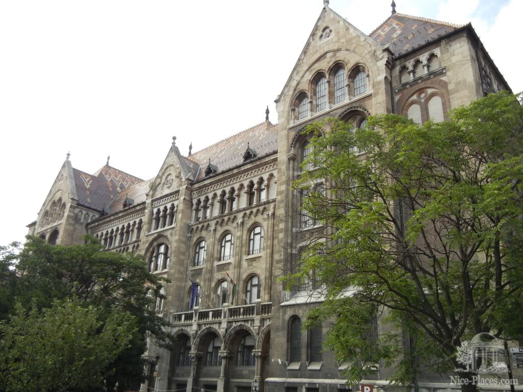 Красивое здание в Буде - Будапешт - район Буда (старый город)
