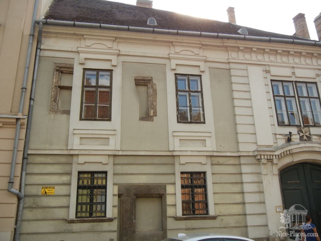 один из старинных домов Буды - Будапешт - район Буда (старый город)