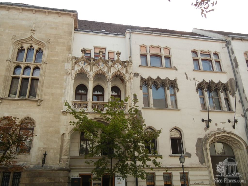 Один из красивых домов в Буде - Будапешт - район Буда (старый город)