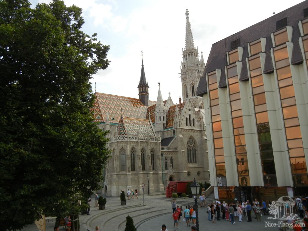 Площадь за церковью Матиаша - Будапешт - район Буда (старый город)