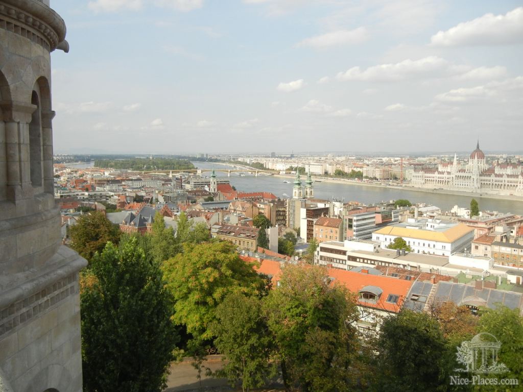 вид с Рыбацкого бастиона на Пешт - Будапешт - район Буда (старый город)