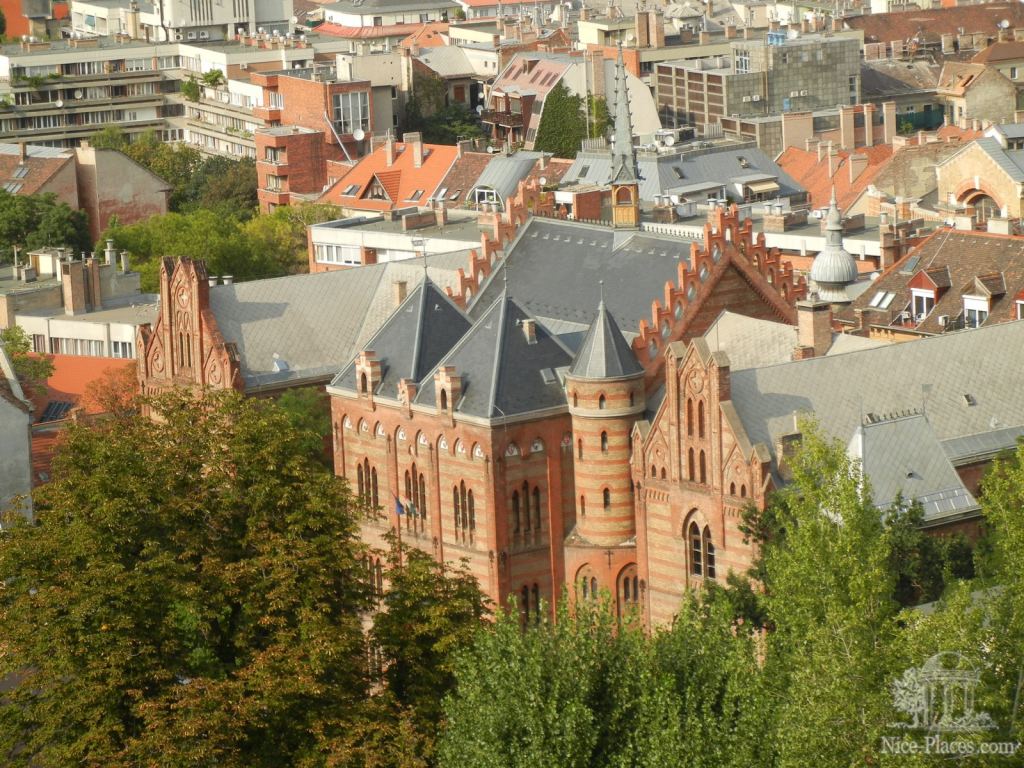 Вид на здания со смотровой площадки Рыбацкого бастиона - Будапешт - район Буда (старый город)