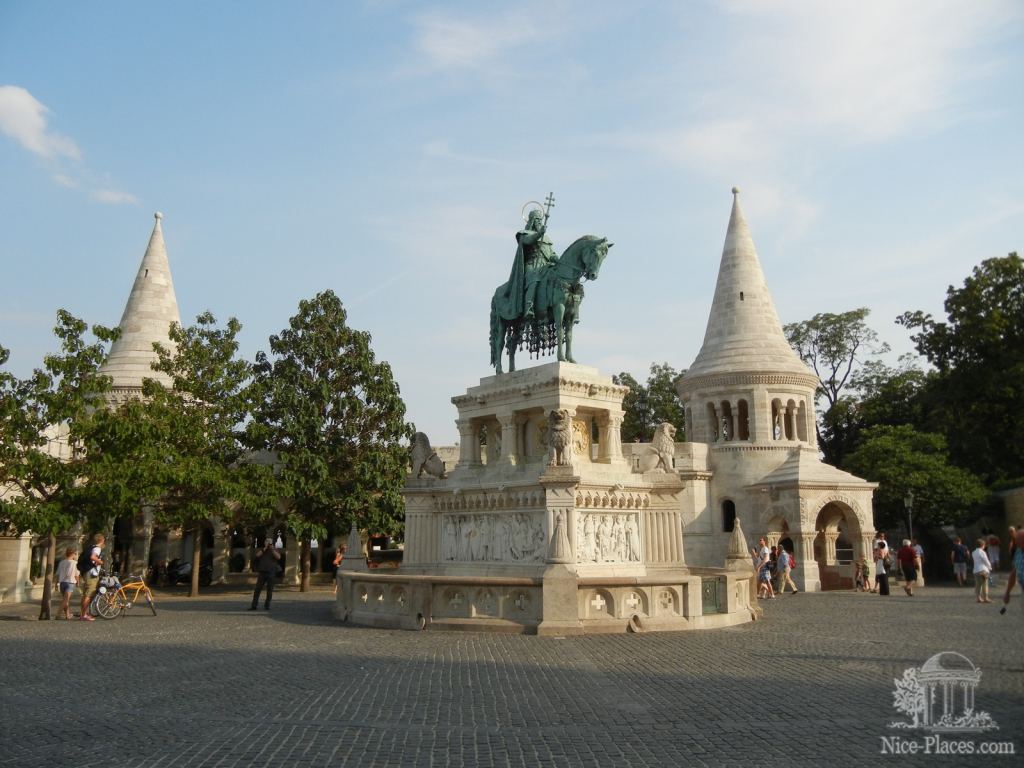 Памятник первому королю Венгрии  - Будапешт - район Буда (старый город)