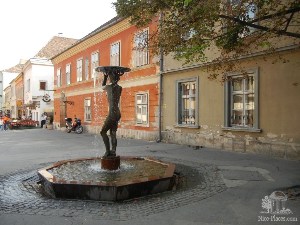 Буда. Девушка-фонтан  - Будапешт - район Буда (старый город)