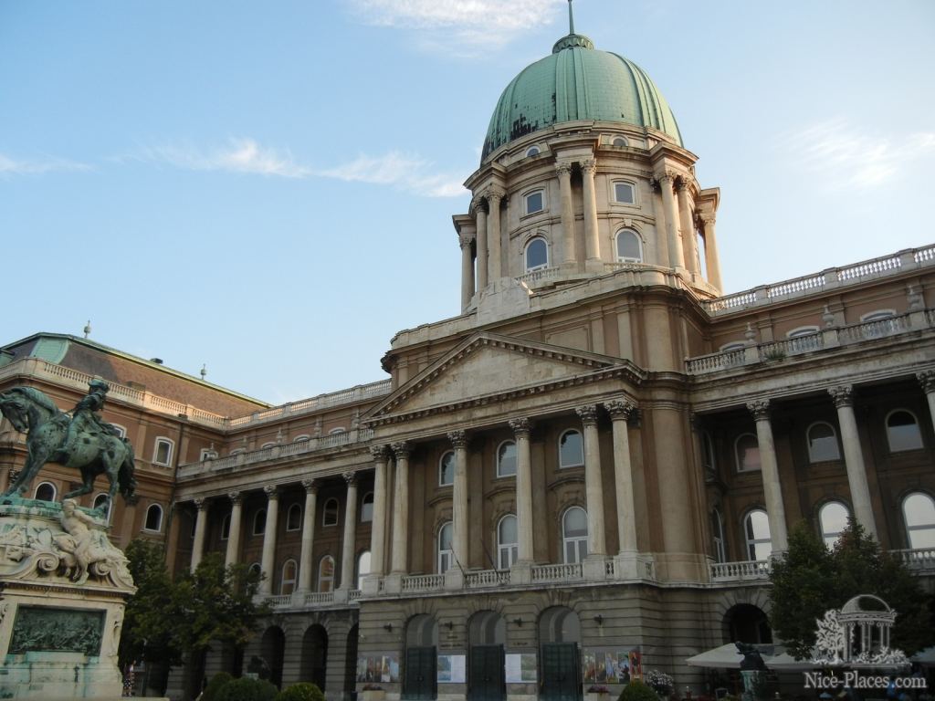 Фасад королевского дворца - Будапешт - район Буда (старый город)