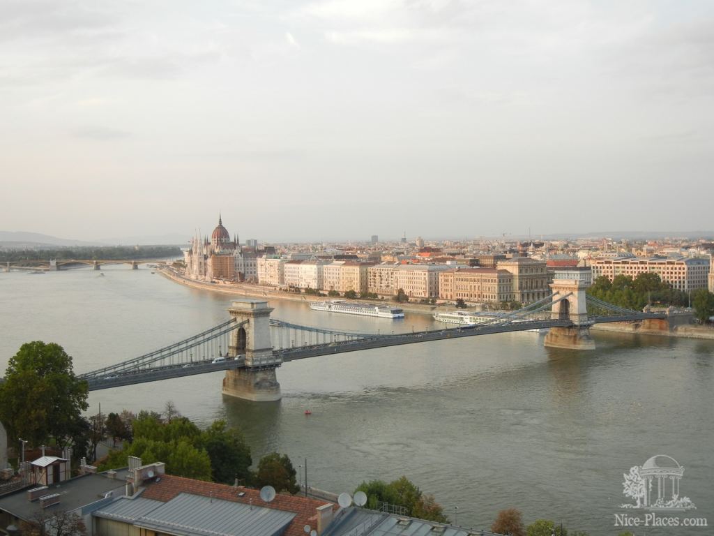 Вид с на Цепной мост и Парламент с королевского дворца - Будапешт - район Буда (старый город)