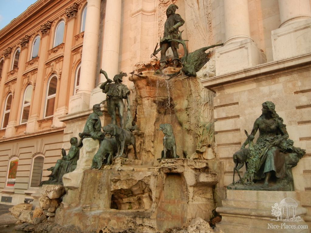 Фонтан "Матиаш на охоте" возле королевского дворца - Будапешт - район Буда (старый город)