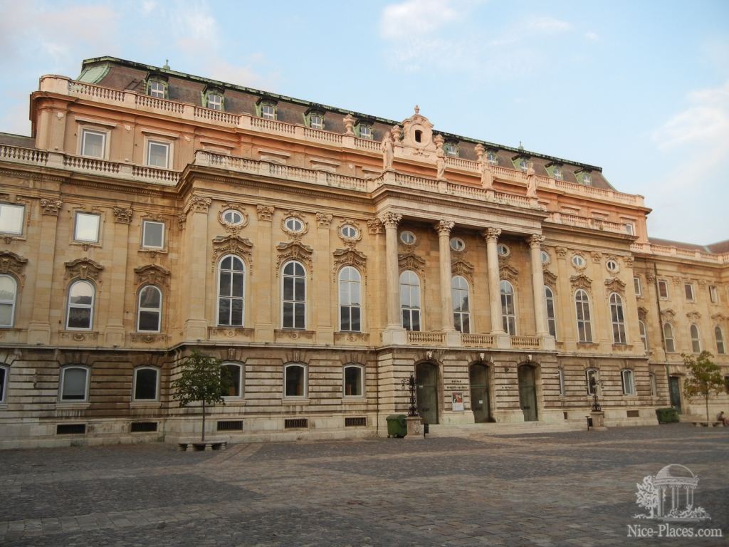Во внутреннем дворе королевского дворца - Будапешт - район Буда (старый город)
