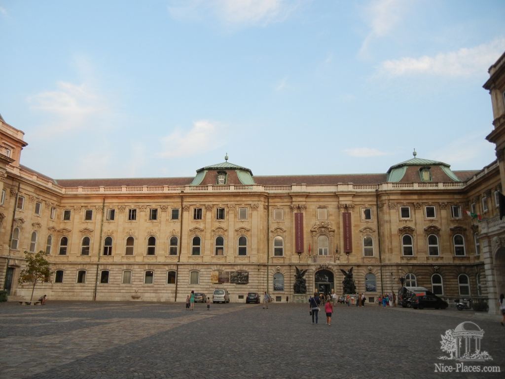 Во внутреннем дворе королевского дворца - Будапешт - район Буда (старый город)