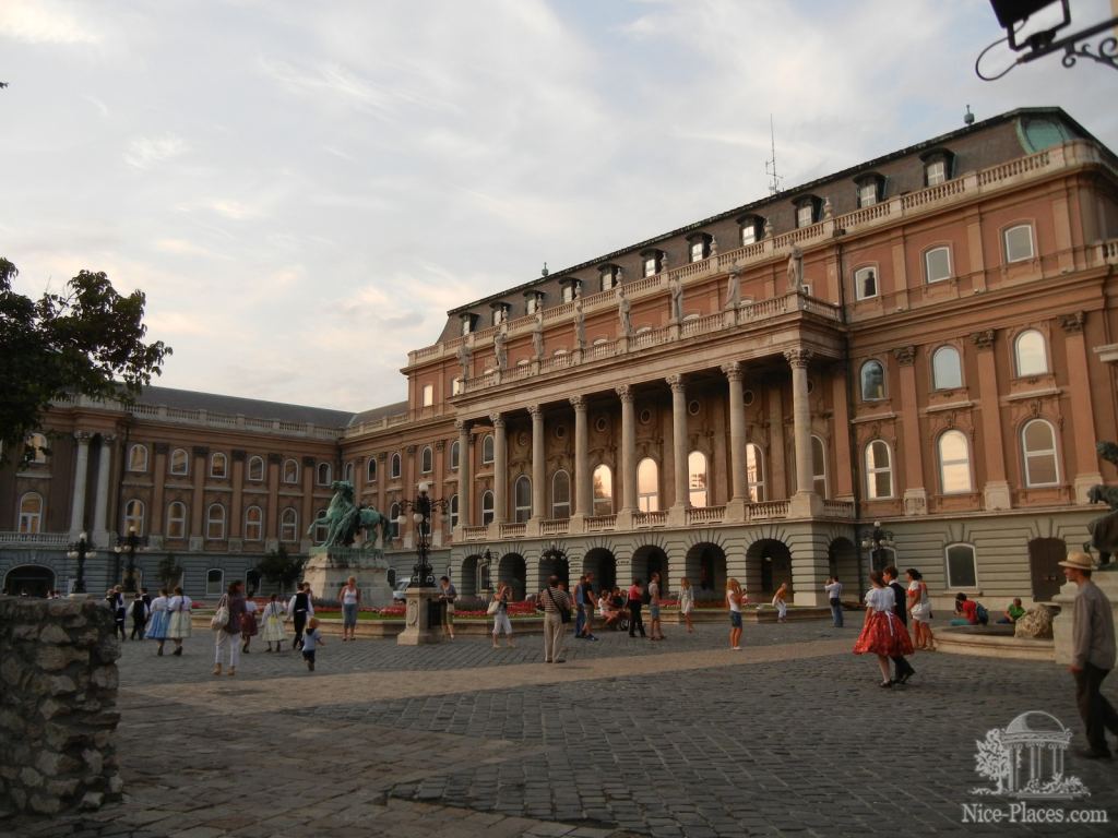 Во внутреннем дворе королевского дворца - Будапешт - район Буда (старый город)