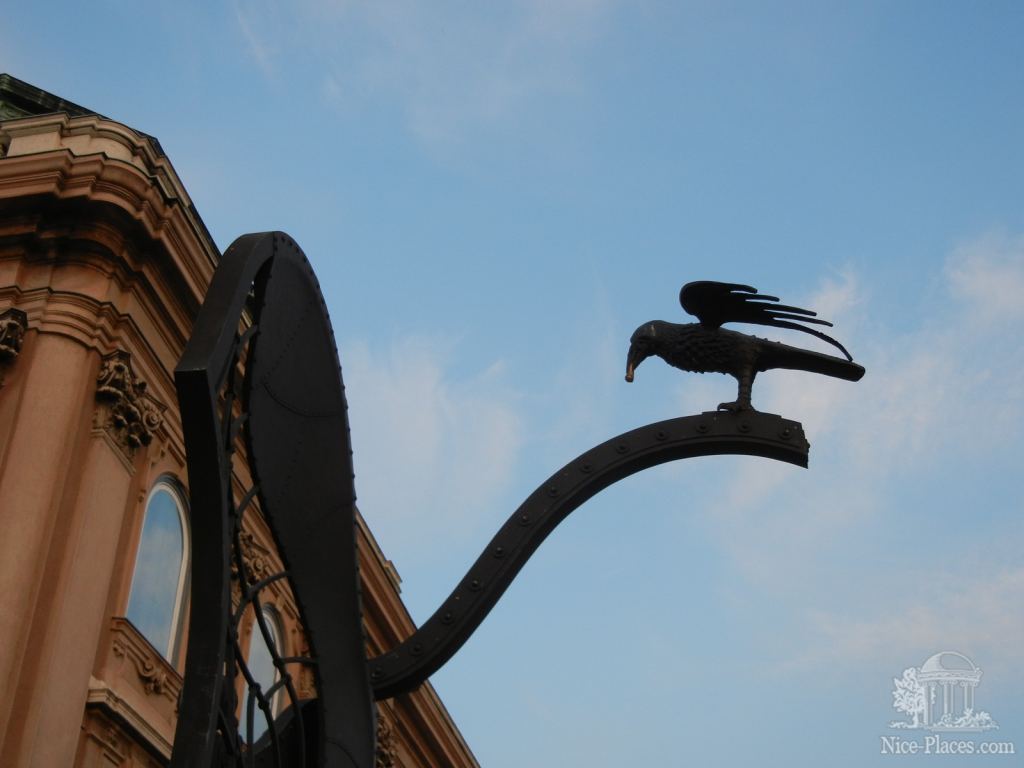 И снова черный ворон с перстнем - герой многочисленных легенд о короле Матиаше - Будапешт - район Буда (старый город)