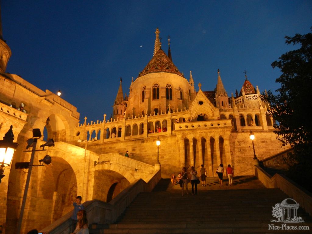 Рыбацкий бастион в ночной подсветке - Будапешт - район Буда (старый город)