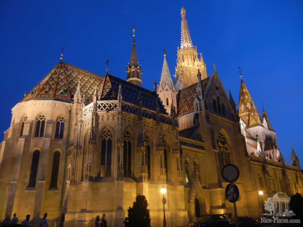 Церковь Матиаша в ночной подсветке - Будапешт - район Буда (старый город)