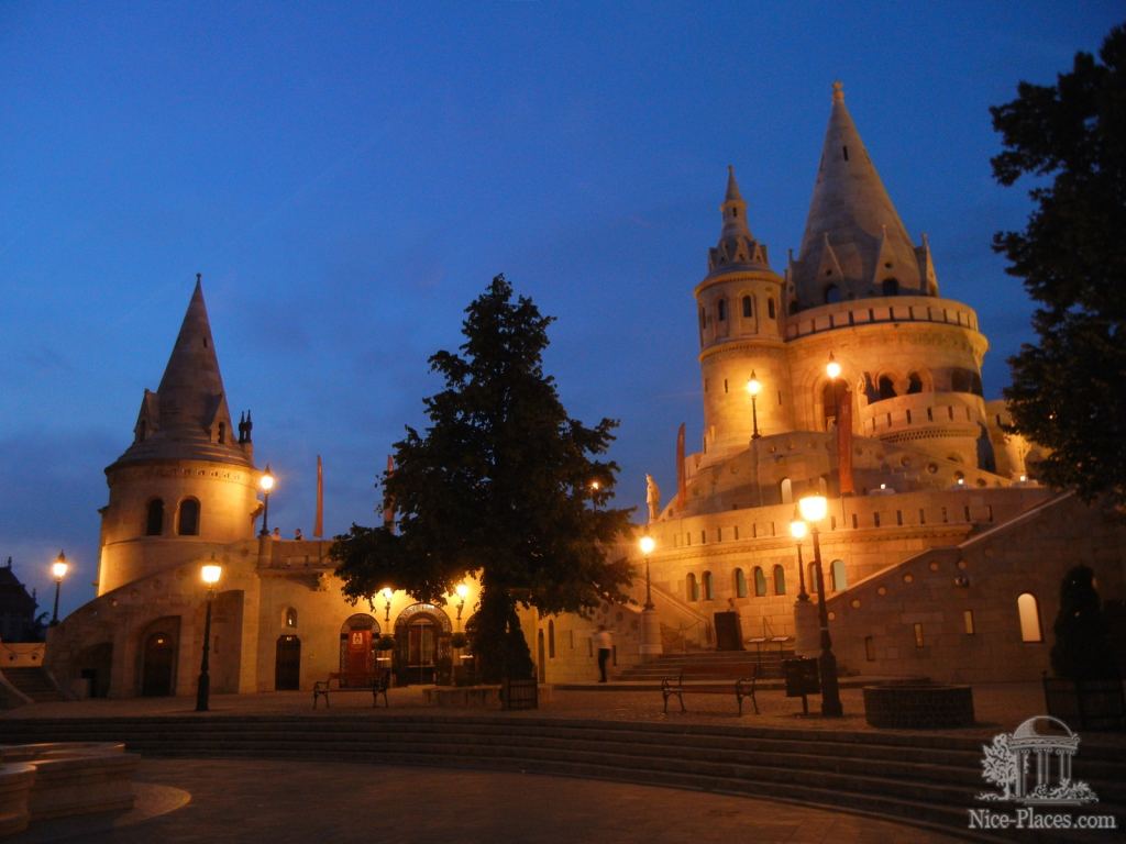 Рыбацкий бастион в вечерних огнях - Будапешт - район Буда (старый город)