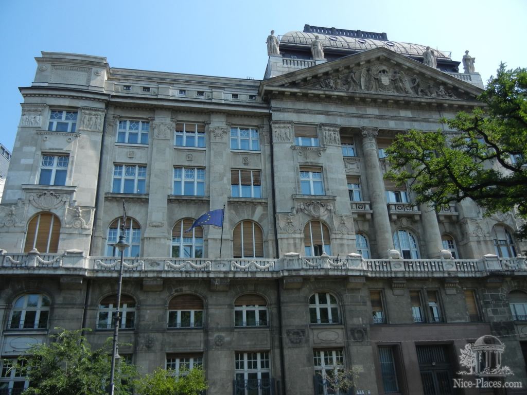 Еще одно монументальное здание Пешта - Будапешт - район Пешт