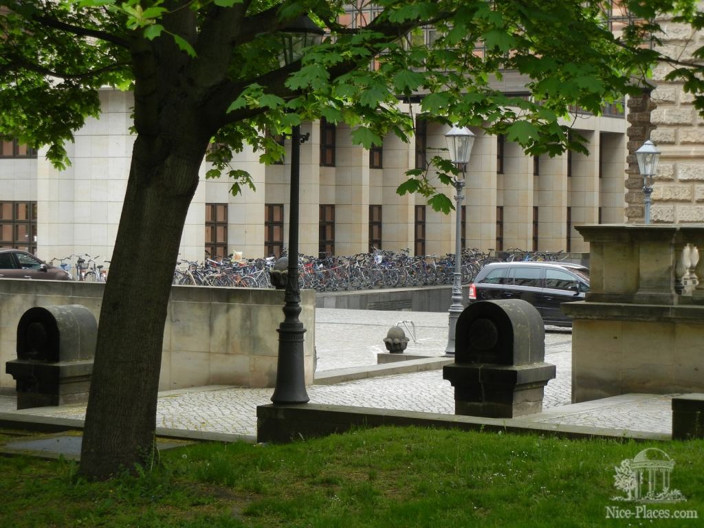 В Дрездене большинство людей передвигаются на велосипедах. Поэтому повсюду есть стоянки с велосипедами - Дрезден - древняя столица Саксонии