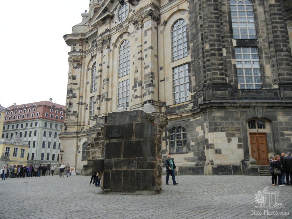 Оригинальный осколок купола, который решили сохранить как память о тяжелых временах Дрездена - Дрезден - древняя столица Саксонии