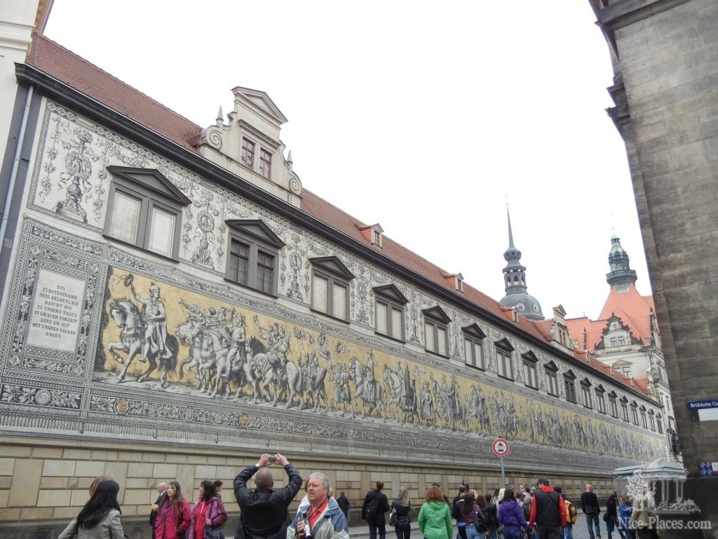 Картина из 25 тысяч фарфоровых плиток, изображающая всех королей правящих с 12 по 20 век - Дрезден - древняя столица Саксонии