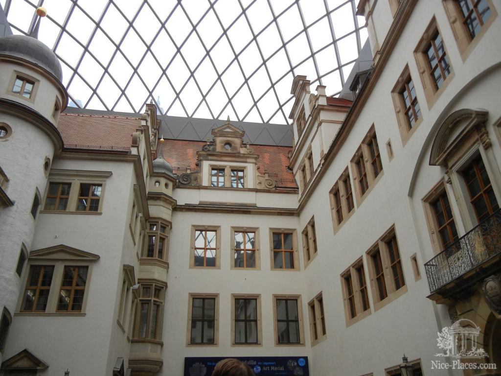 Недавно отреставрированные здания внутри дворца Цвингер - Дрезден - древняя столица Саксонии
