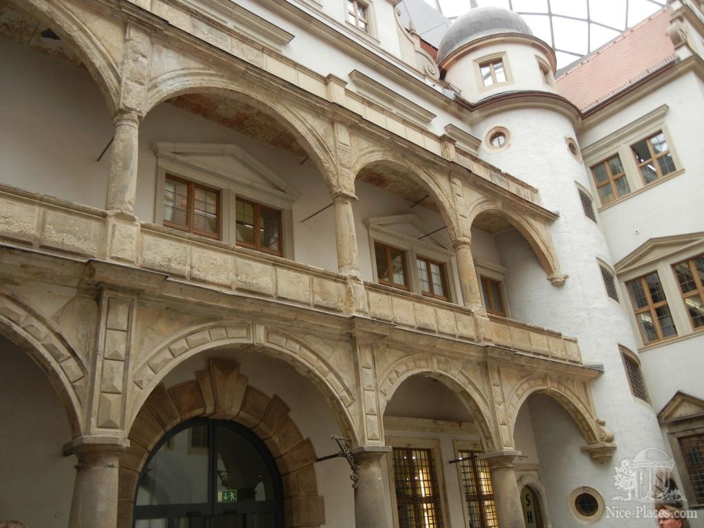 Эта часть балконов осталась прежней - Дрезден - древняя столица Саксонии