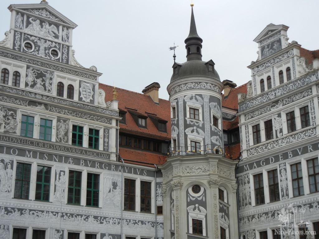 Здания внутреннего двора резиденции династии Веттинеров - Дрезден - древняя столица Саксонии