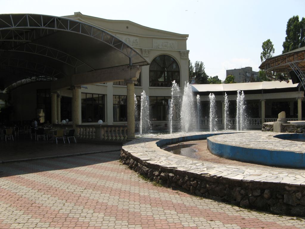 Фонтаны на территории кафе-ресторана - Ильичевск и музей фарфора