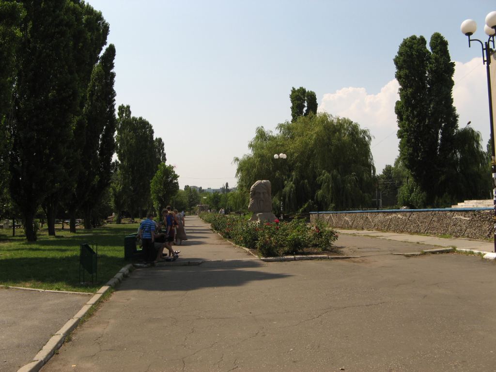 Аллея в парке - Ильичевск и музей фарфора