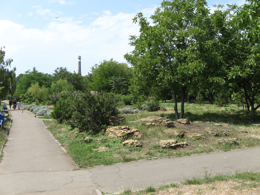 В парке много композиций из морских камней - Ильичевск и музей фарфора
