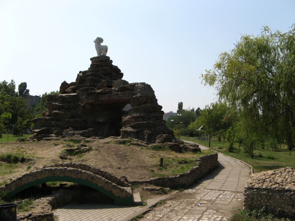 Горка с бараном на вершине - Ильичевск и музей фарфора