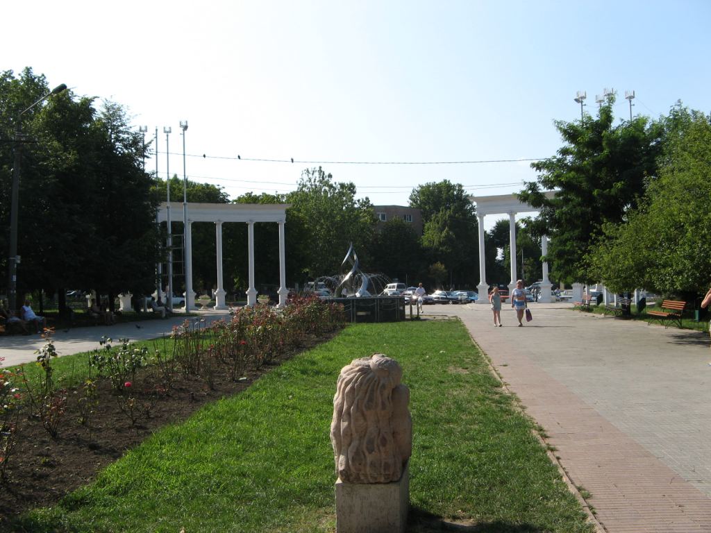 Колоннада у главного входа в парк - Ильичевск и музей фарфора