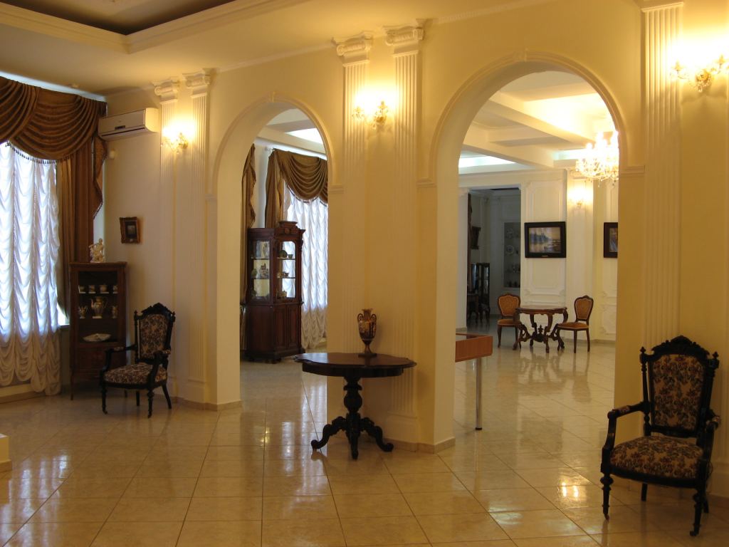 Вид на зал музея - Ильичевск и музей фарфора