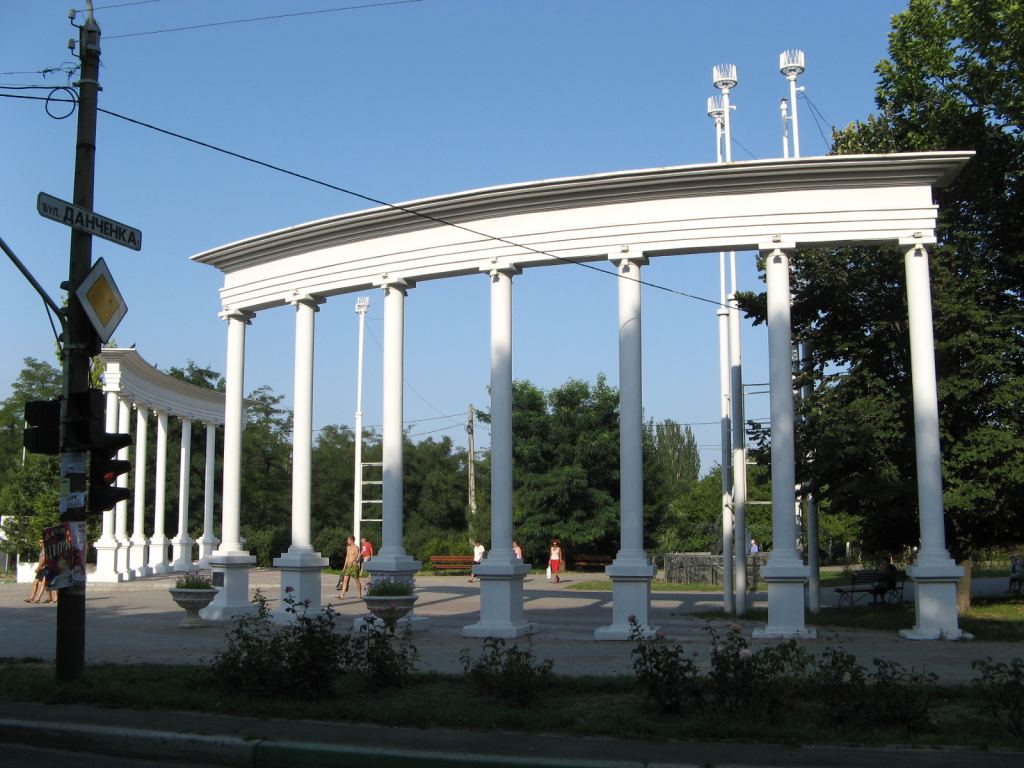 Колоннада у входа в парк - Ильичевск и музей фарфора