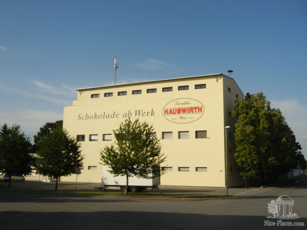 Шоколадная фабрика, судя по шоколадному запаху вокруг - действующая - Киттзее, или как выглядит Австрийская деревня