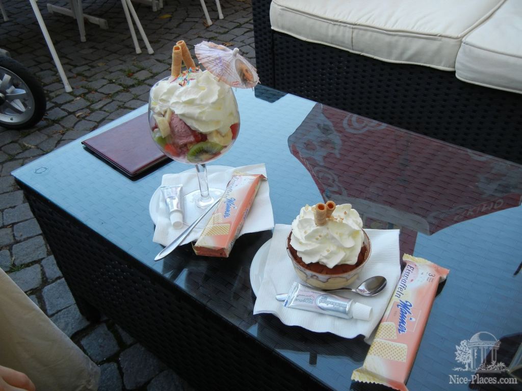 На удивление, к мороженому принесли тюбик зубной пасты - Киттзее, или как выглядит Австрийская деревня